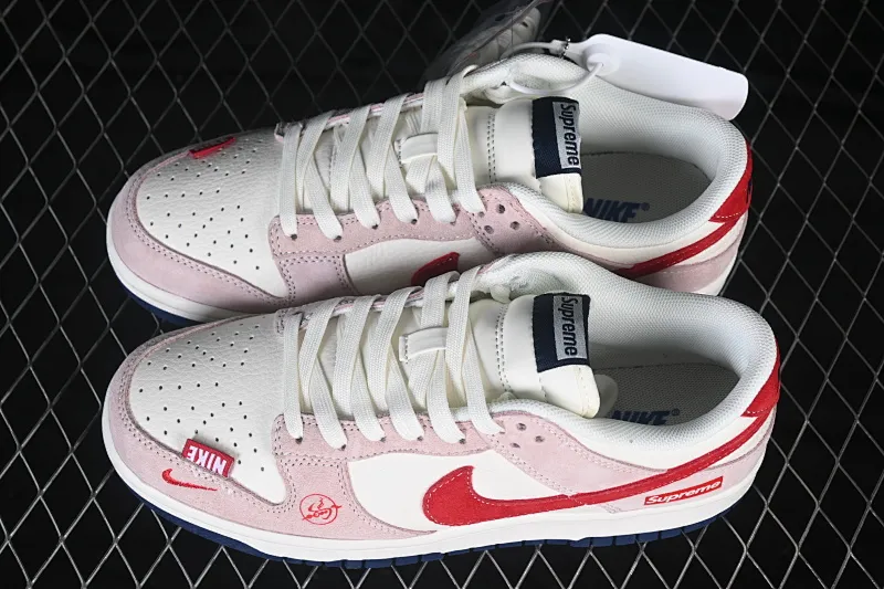 All categories Nk SB Dunk Series Nk SB Dunk Low High-end customized low-top sneakers Nike SB Dunk Low joint model white, red and pink High-end customized low-top casual sneakers XZ5899-112